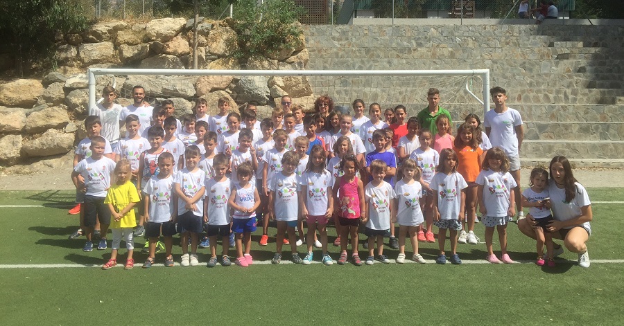 Jóvenes de Órgiva se divierten este verano en el campus deportivo