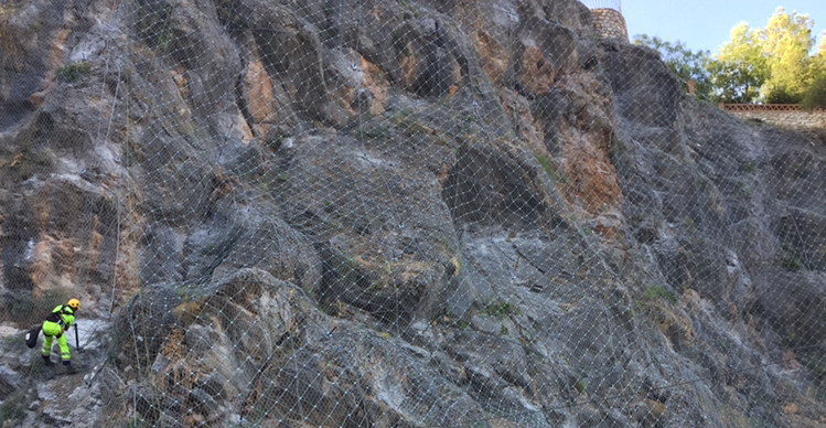 La obra de emergencia para estabilizar la ladera en la travesía de Otívar se encuentra ya al 80%