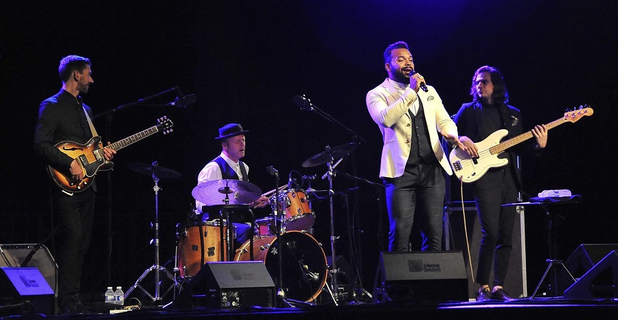 Miles Sanko despidió el XXX Jazz en la Costa con una sesión de soul bailable