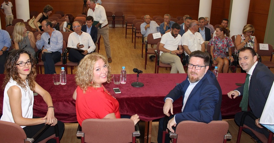 Rodrigo Sánchez se ha reunido hoy en Motril con la alcaldesa y representantes del sector hortofrutícola de la provincia