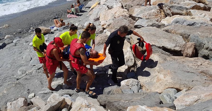 Simulacro de rescate de un pescador junto al espigón de Fuentepiedra