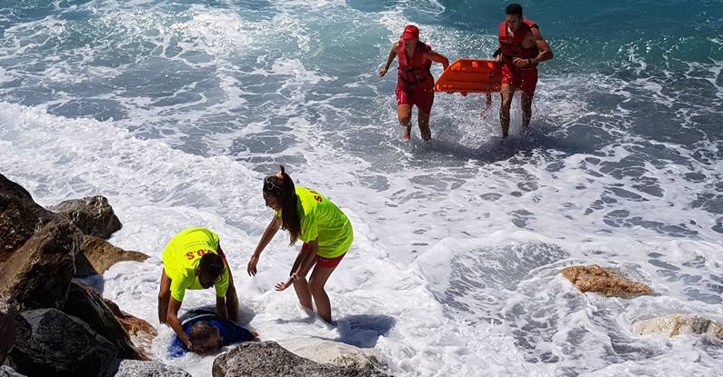 Simulacro de rescate de un pescador junto al espigón de Fuentepiedra_