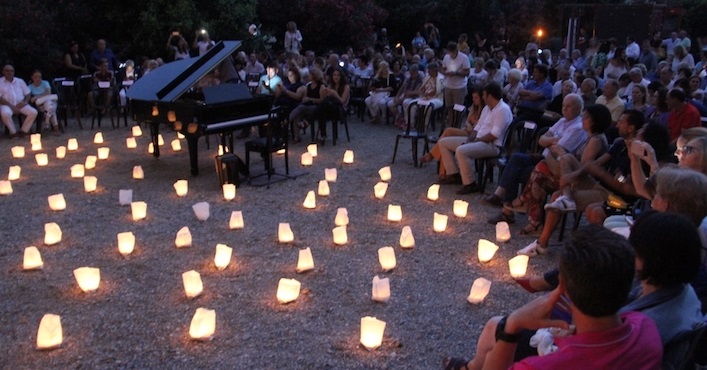 'Un piano y 200 velas' envolvió de encanto y embrujo el Parque del Acueducto