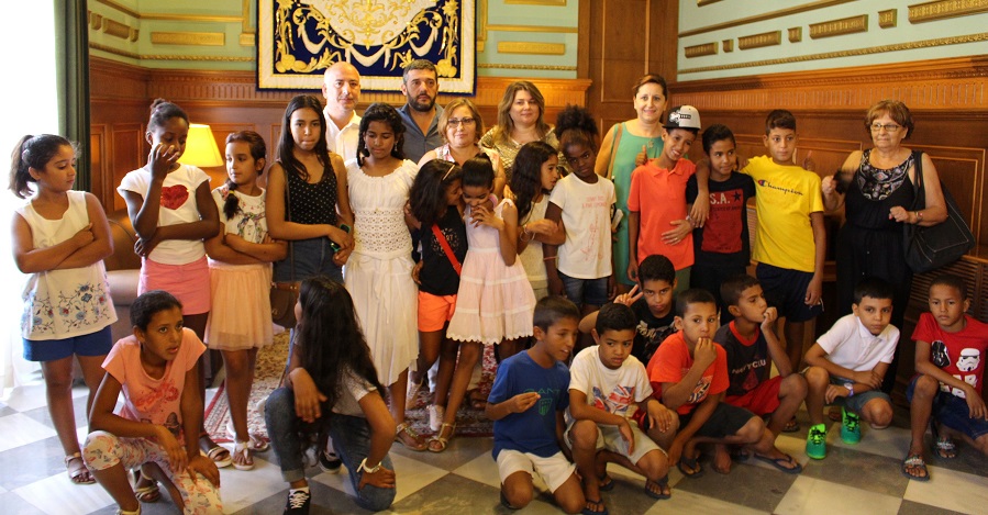 Una veintena de niños y niñas saharauis visitan el Ayuntamiento de Motril dentro del programa ‘Vacaciones en Paz_