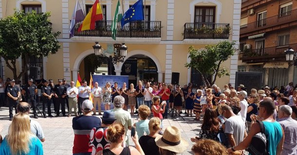 Almuñécar se solidariza con las víctimas del atentado y el pueblo de Barcelona
