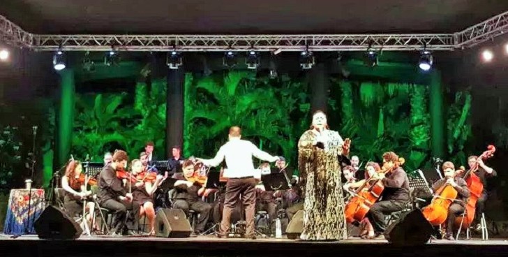 Almuñécar_Falete y la Orquesta Sinfónica Ciudad de Atarfe (OSCA) en el Majuelo (2)