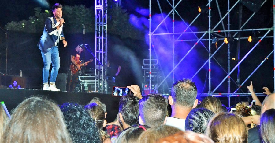 Antonio José congregó a más de 3.000 personas en la Caseta Municipal