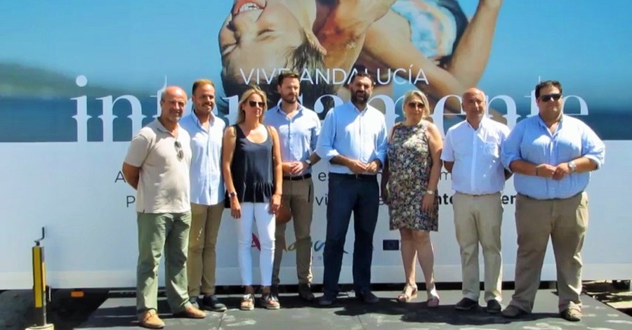 El consejero de Turismo y Deporte visitó la campaña de fidelización del 'Turismo de Playa' celebrada en Almuñécar (2)