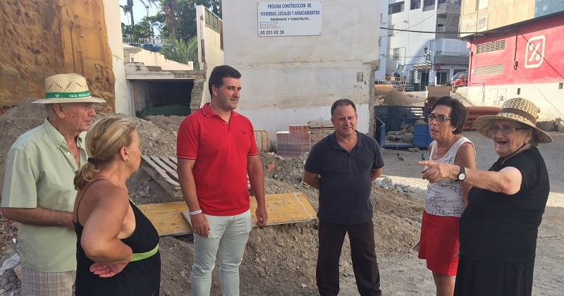 Los vecinos se quejan de un vertedero en la calle Real de La Herradura