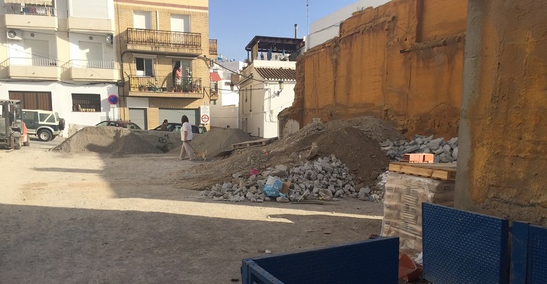 Los vecinos se quejan de un vertedero en la calle Real de La Herradura_
