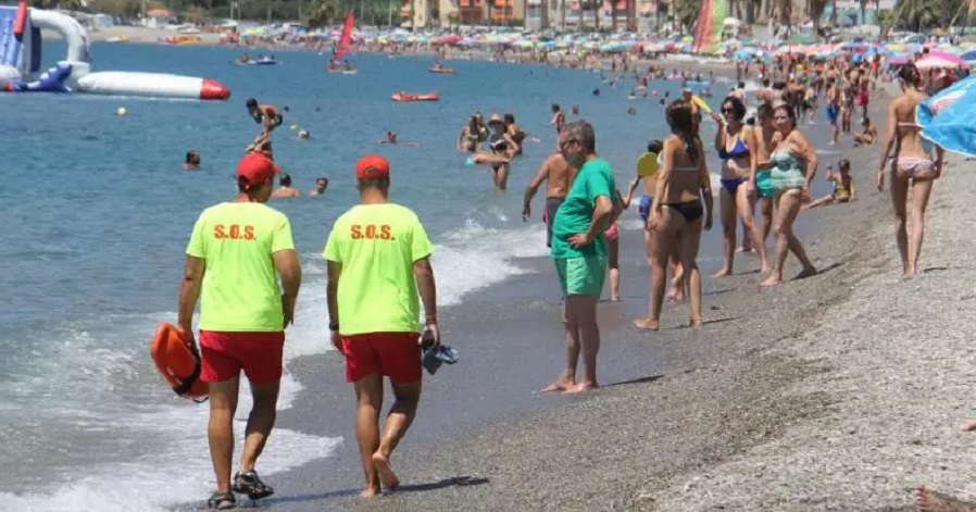 Reaniman a un bañista en parada cardíaca en la playa de La Herradura