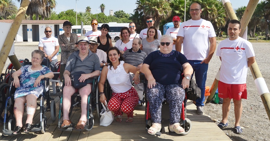 Unas 200 personas utilizan este verano el servicio de baño adaptado de Motril