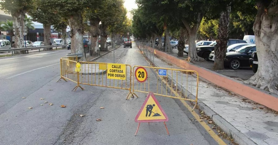 Desde hoy queda cortado por obras el vial de servicio del paseo Blas Infante