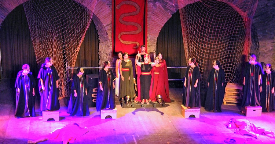 El grupo Párodos Teatro cautivó al público sexitano con una espléndida puesta en escena de 'Antígona'