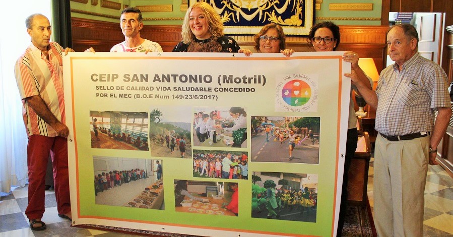 Flor Almón y Mercedes Sánchez junto a parte del equipo directivo del CEIP San Antonio (2)