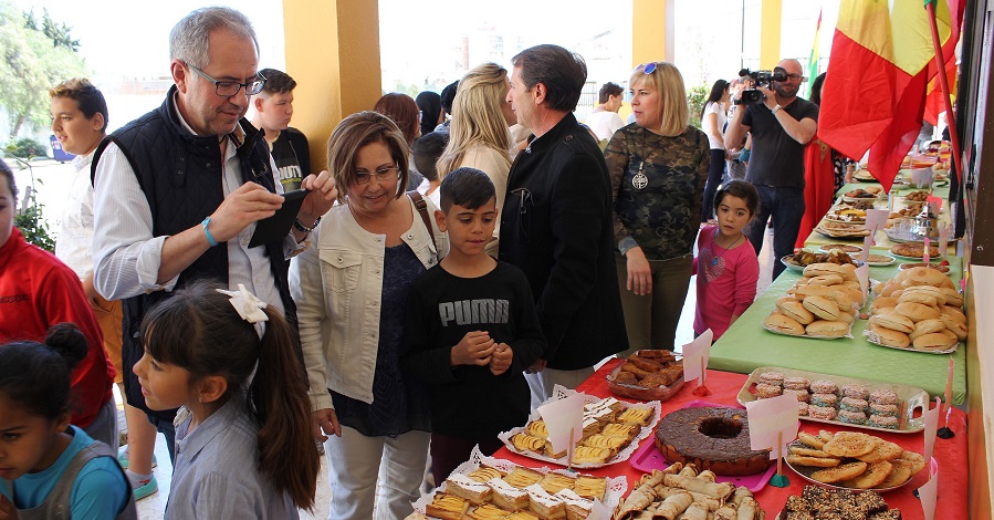 Foto de archivo de Mercedes y Francisco Ruiz durante un encuentro intercultural 2