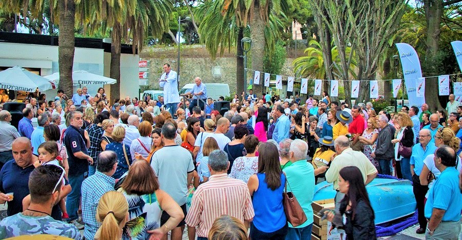 Gran expectación en la puja de pescado y marisco de la primera Quisquilla