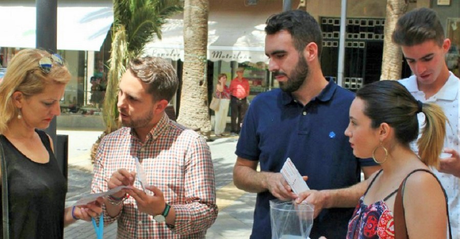 Juventudes Socialistas inician una campaña de recogida de material escolar para las familias con menos recursos (2)