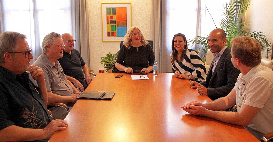 La alcaldesa recibe a un grupo danés de profesores universitarios, chefs y empresarios del sector pesquero