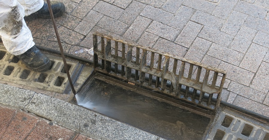 Aguas y Servicios de la Costa Tropical realiza 24.849 limpiezas de imbornales antes de otoño