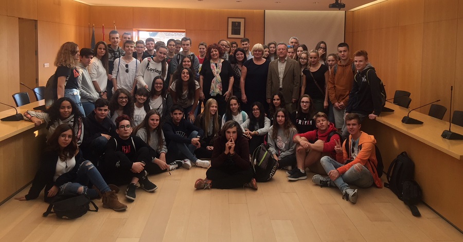 Alumnos polacos de un programa de intercambio conocen Órgiva