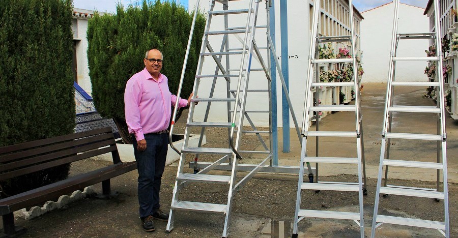 David Martín en el cementerio Municipal de Motril