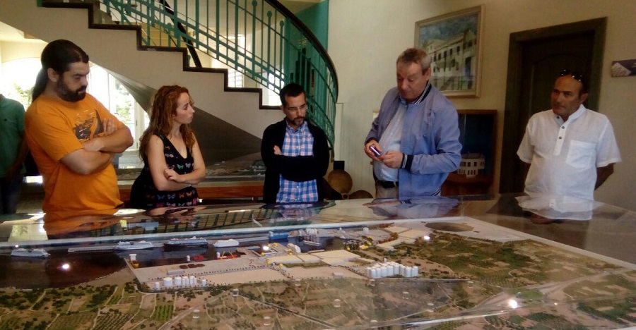 Diputados de Podemos visitan el puerto y comprueban la situación del Cheshire