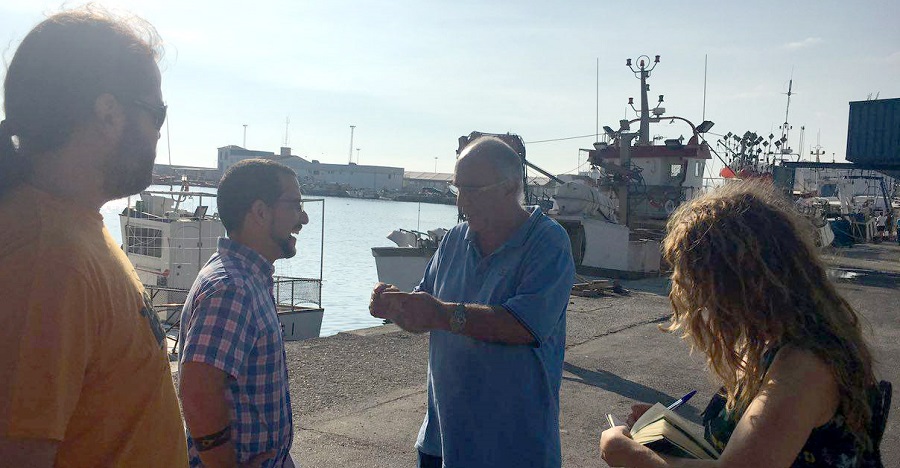 Diputados de Podemos visitan y recogen las demandas de los pescadores