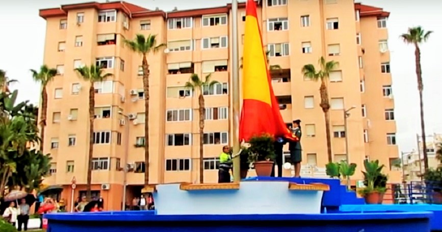 Izado de la bandera nacional en Almuñécar (2)