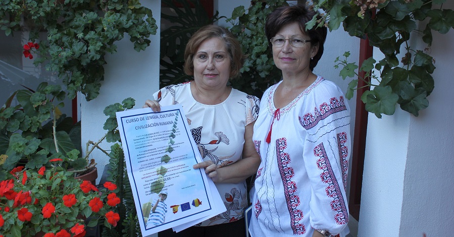 Mercedes Sánchez (izq) y Lucica Loliceru muestran el cartel de los curos de Lengua y Cultura Rumanas