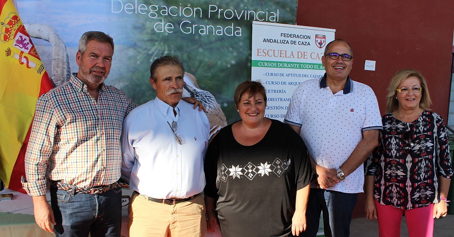 Susana Feixas (centro) junto a David Martín (drcha), Miguel Sánchez (izrda) y miembros de la Corporación en la feria Tropicaza