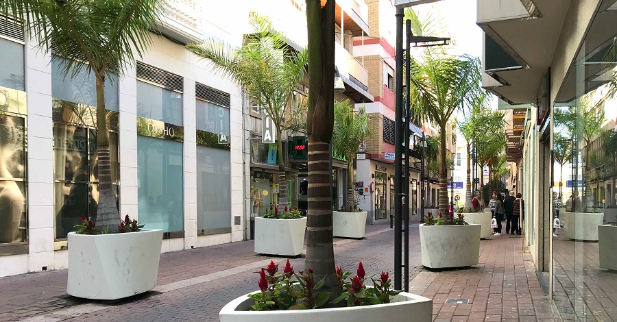 Ciudadanos solicita la reubicación de las grandes jardineras del Centro Comercial Abierto de Motril
