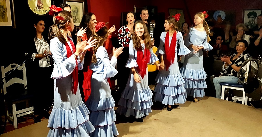 Duende sobre el escenario con las niñas de la academia de Mercedes Martín