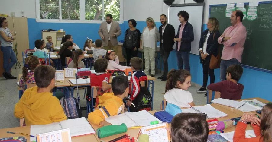El delegado de Educación visita los colegios de Torrecuevas y La Noria