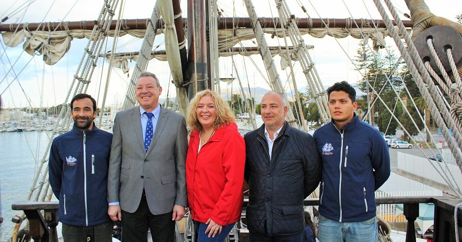 Flor Almón (cntro) junto a Francisco Álvarez de la Chica, Sergio García Alabarce y miembros del Galeón Andalucía