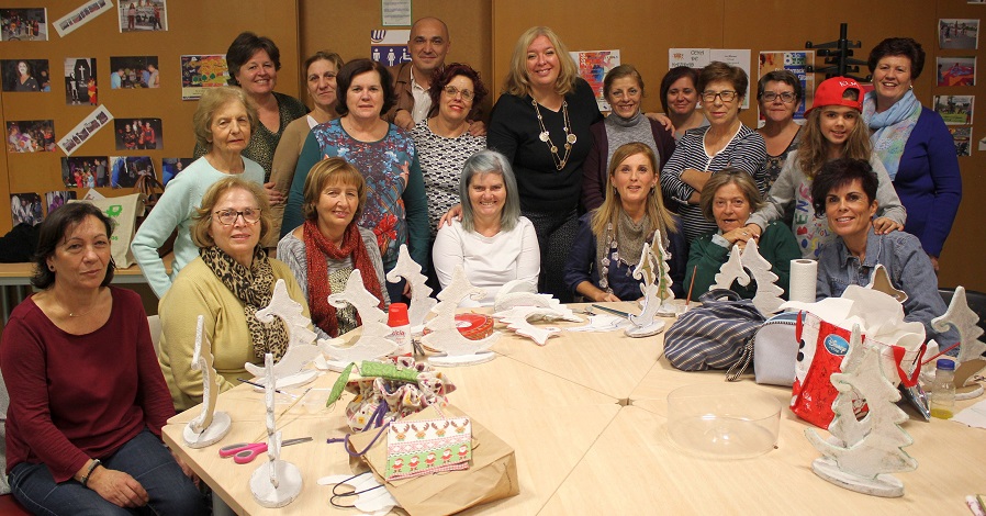 Flor Almón y Gregorio Morales con las alumnas de los Talleres de Los Álamos