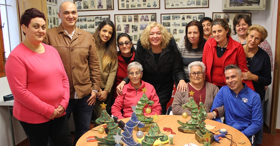 Flor Almón y Gregorio Morales con las usuarias de los Telleres de Adultos de La Garnatilla