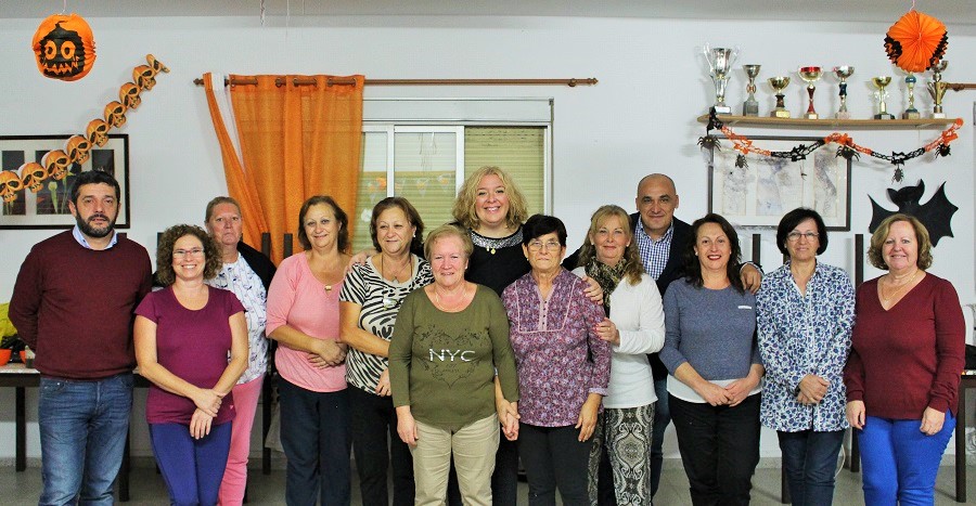 Foto de familia con las usuarias del taller de adultos de Santa Adela