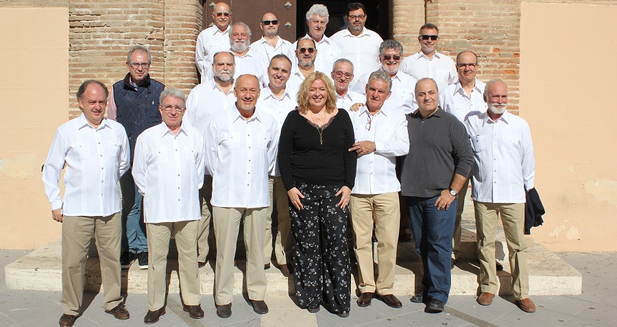 La alcaldesa recibe al grupo A Contraluz, que actúa este sábado en el IX Encuentro de Pulso y Púa Ciudad del Azúcar