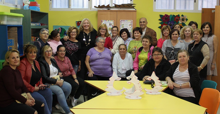 La alcaldesa y el concejal de Servicios Sociales con las alumnas de los Talleres de Cuartel de Simancas