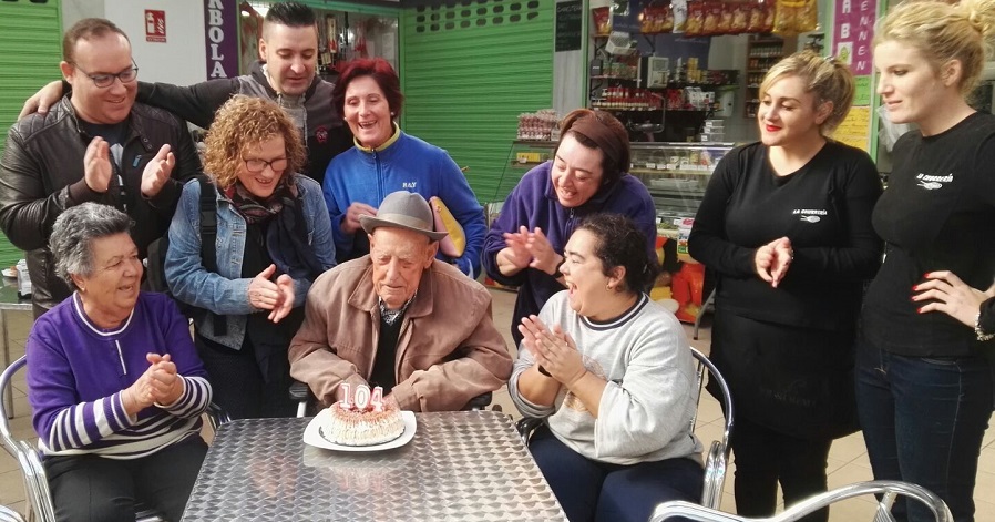 Miguel Fajardo recibe un homenaje en su 104 cumpleaños