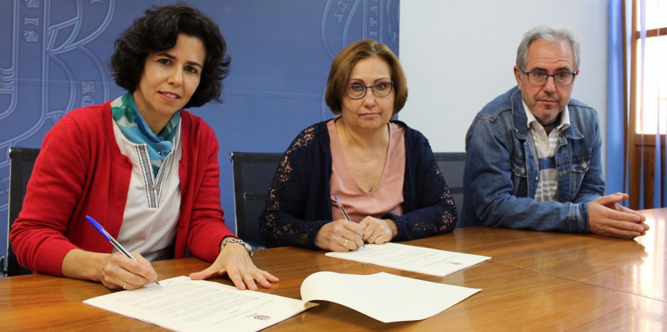 Momento de la Firma del convenio entre el Ayuntamiento y el Conservatorio de Música Antonio Lorenzo