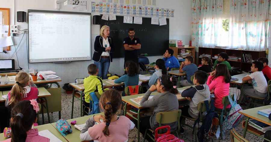 Niños de 4º de Primaria del Ave María Varadero aprenden a actuar en caso de emergencia, incendio o catástrofe