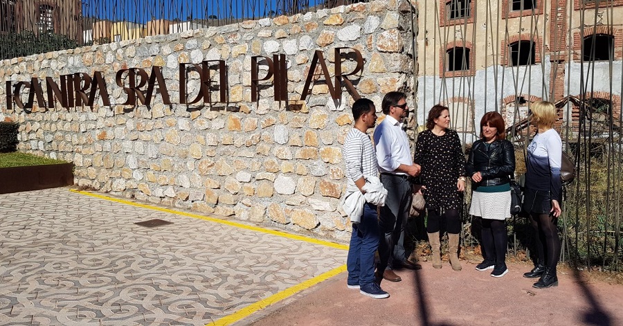 Representantes de IU Motril frente a la Fábrica del Pilar