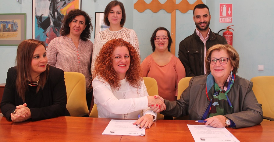 Un convenio de colaboración permitirá a una persona con síndrome de Down realizar prácticas en el Ayuntamiento