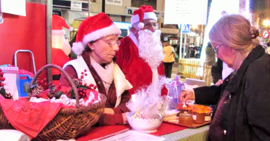 Asociaciones de extranjeros montan un mercadillo navideño en la plaza Madrid de Almuñécar