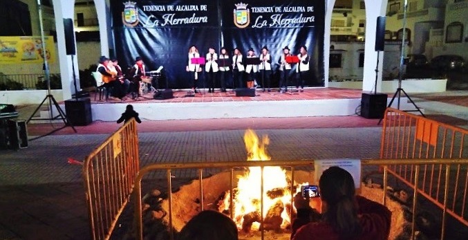 El coro 'La Salinera' animó la Navidad de La Herradura