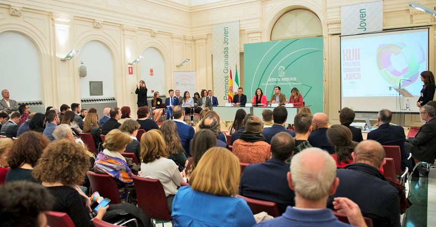 El músico electrónico Kid Simius, la asociación Babel y la futbolista Laura Pérez, premios Granada Joven