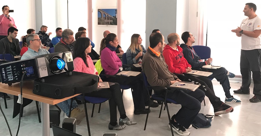 El personal de deportes del Ayto. de Salobreña recibe formación en primeros auxilios y en el uso del desfibrilador