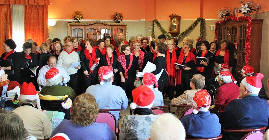 Flor Almón y Gregorio Morales, junto con el Coro de los Centros de Día, visitan San Luis, Nueva Vida y Costa Nevada